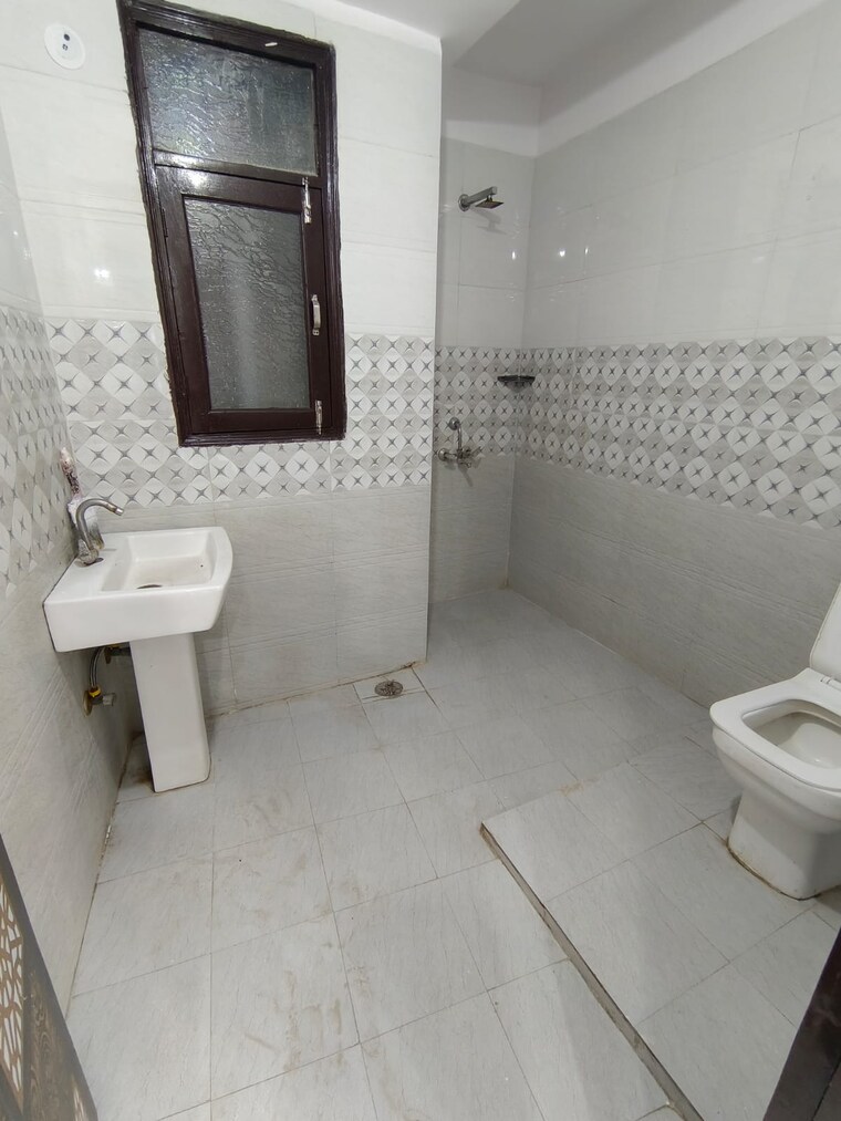 Bathroom, sector 73 3 Bedroom 1450 Sq.Ft. Builder Floor In Sector 73 Noida 9290321