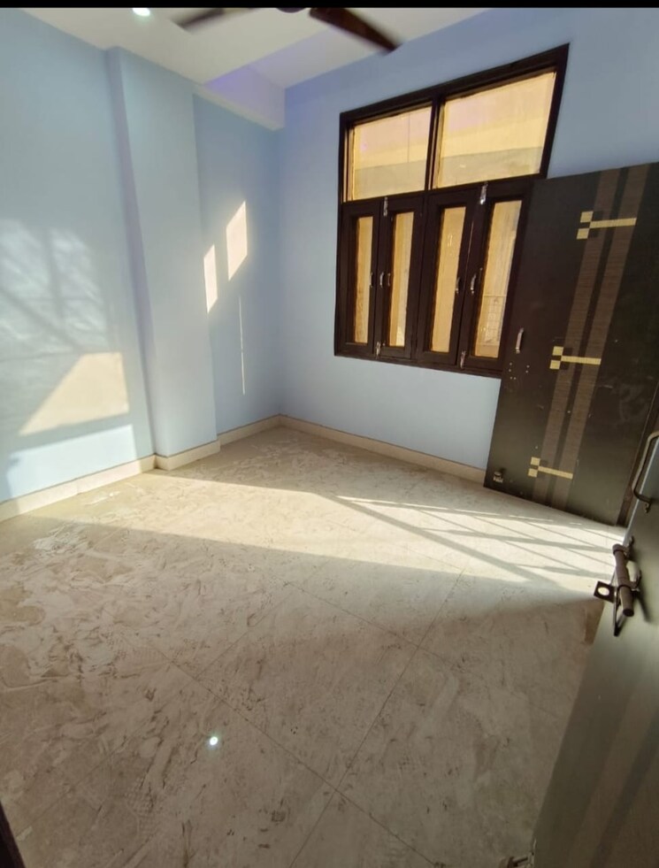 Room, sector 73 3 Bedroom 1450 Sq.Ft. Builder Floor In Sector 73 Noida 9290321