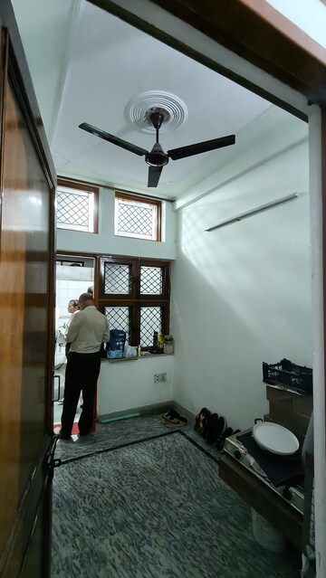 Parking in 2 BHK Builder Floor at Spring Field, Sector 31 – for Rent