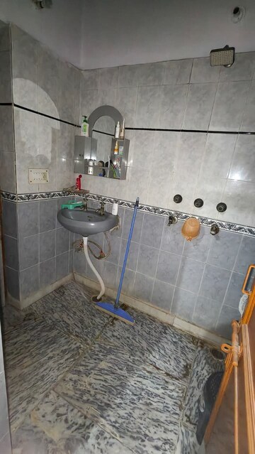 Bathroom in 2 BHK Builder Floor at Spring Field, Sector 31 – for Rent
