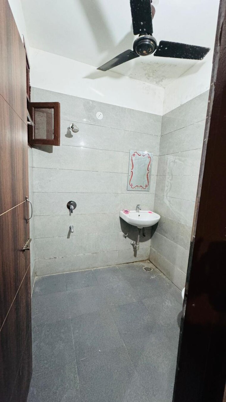 Bathroom, pir machalla 4 Bedroom 2200 Sq.Ft. Apartment In Pir Machalla Zirakpur 9290346