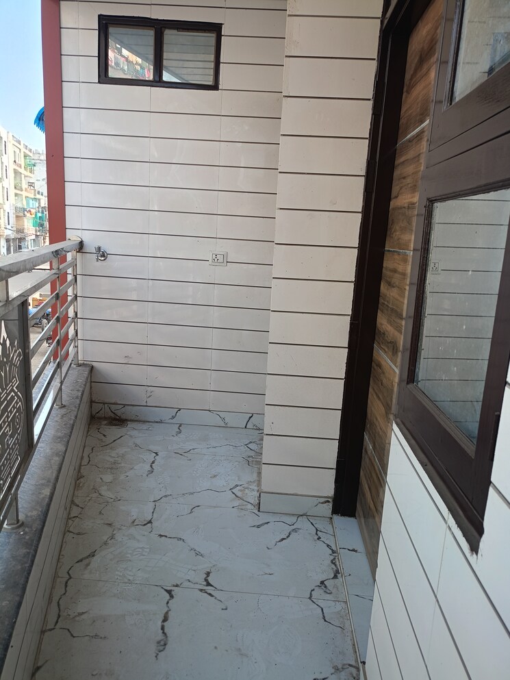 Balcony, vipin garden 3 Bedroom 80 Sq.Yd. Builder Floor In Vipin Garden Delhi 9290957