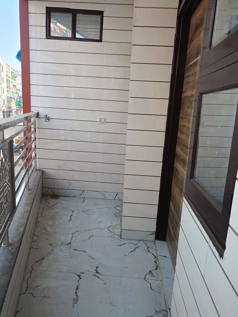 Balcony, vipin garden 3 Bedroom 80 Sq.Yd. Builder Floor In Vipin Garden Delhi 9290957