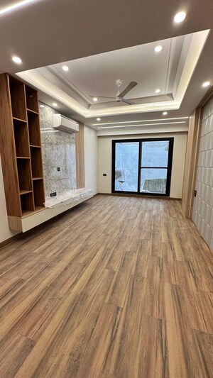 Room in 4 BHK Builder Floor at Ansal API Esencia, Sector 67 – for Rent