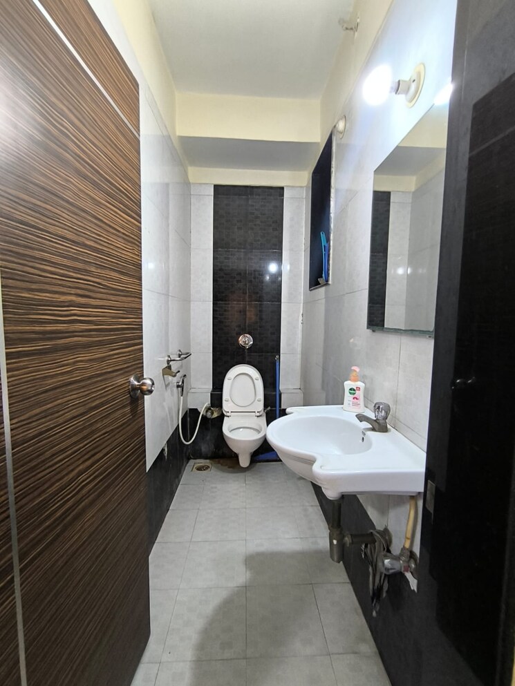 Bathroom, the-crescent-business-park Commercial Office Space 600 Sq.Ft. In Sakinaka Mumbai 9290549