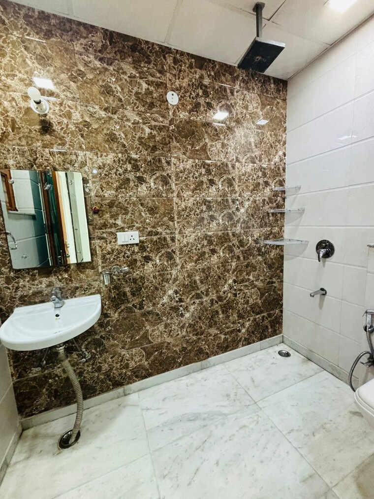 Bathroom, sector 46 3 Bedroom 263 Sq.Yd. Builder Floor In Sector 46 Gurgaon 9290546