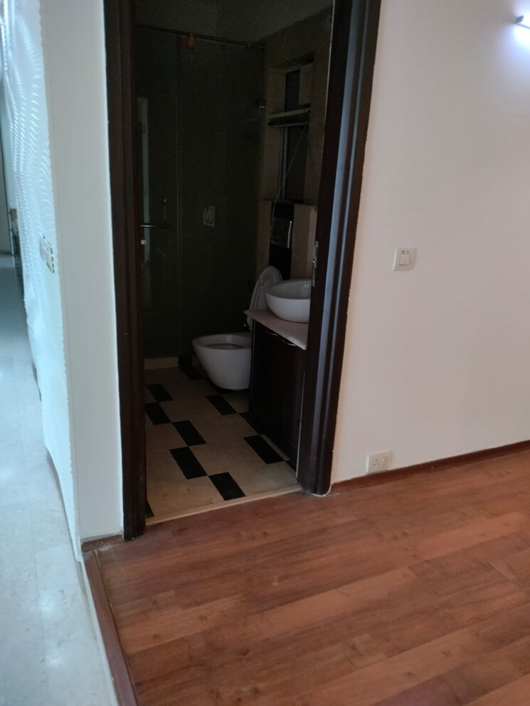 Bathroom, dlf-westend-heights 4 Bedroom 2600 Sq.Ft. Apartment In Sector 53 Gurgaon 9290525