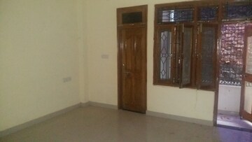 Room in 4 BHK Independent House at Mahmoorganj – for Sale