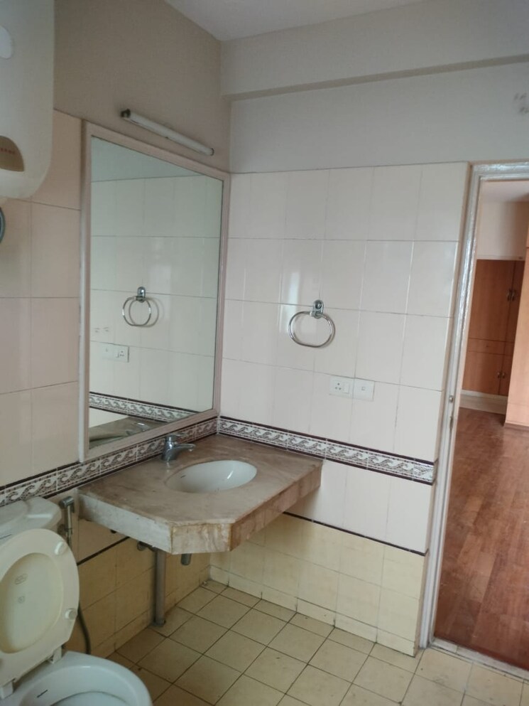 Bathroom, dlf-the-crest 4 Bedroom 2700 Sq.Ft. Apartment In Sector 54 Gurgaon 9291017