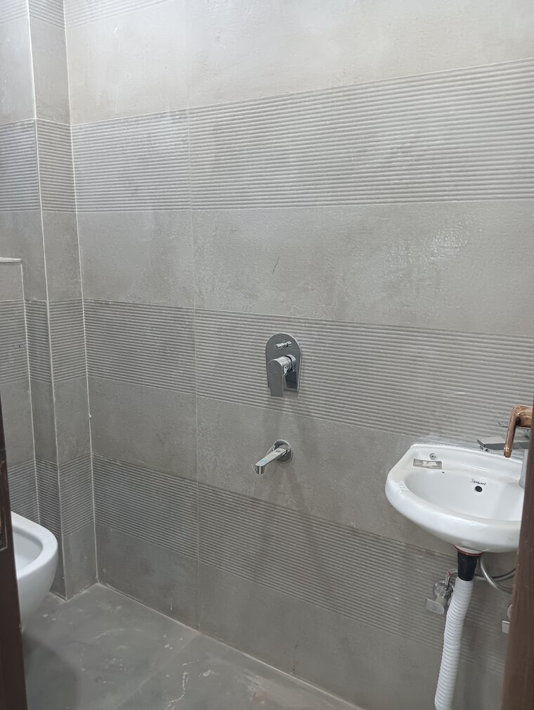Bathroom, govindpuri 2 Bedroom 705 Sq.Ft. Builder Floor In Govindpuri Delhi 9291481