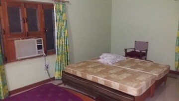 Bedroom in 2 BHK Apartment at Durgakund – for Rent