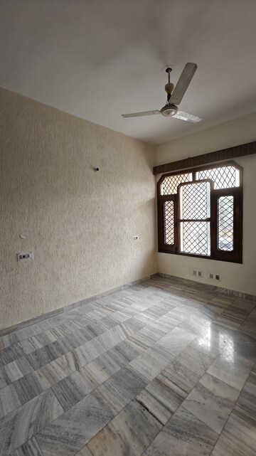 Room in 2 BHK Apartment at Sector 50 – for Rent