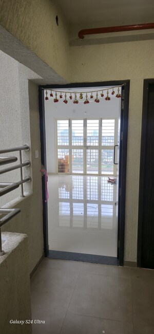 Room in 2 BHK Apartment at Ratan Prestige, Kharadi – for Rent