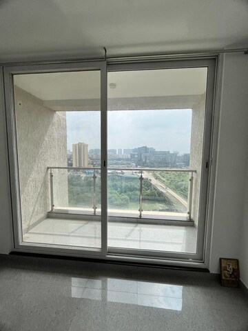 Room in 2 BHK Apartment at Vascon Forest Edge, Kharadi – for Rent