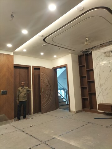 Room in 3 BHK Builder Floor at Sector 28 – for Rent