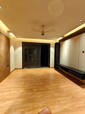 Room in 4 BHK Builder Floor at Vipul Square, Sushant Lok I – for Rent