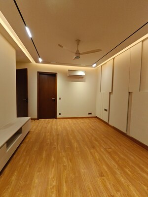 Room in 4 BHK Builder Floor at Vipul Square, Sushant Lok I – for Rent