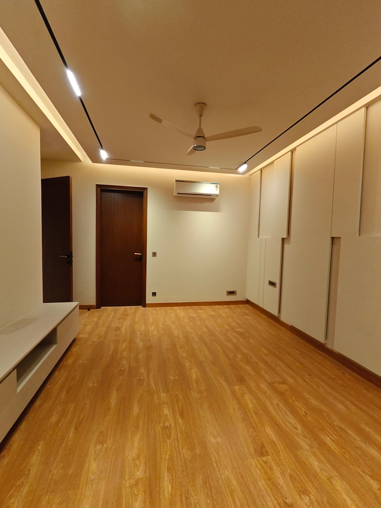 Room, vipul-square 4 Bedroom 300 Sq.Yd. Builder Floor In Sushant Lok I Gurgaon 9291734