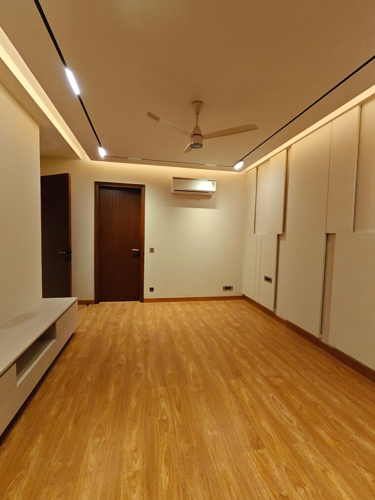 Room, vipul-square 4 Bedroom 300 Sq.Yd. Builder Floor In Sushant Lok I Gurgaon 9291734
