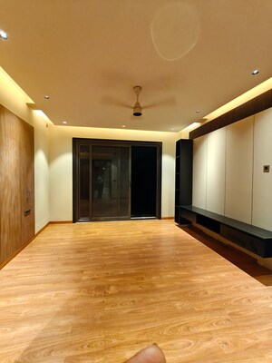 Room in 4 BHK Builder Floor at Vipul Square, Sushant Lok I – for Rent