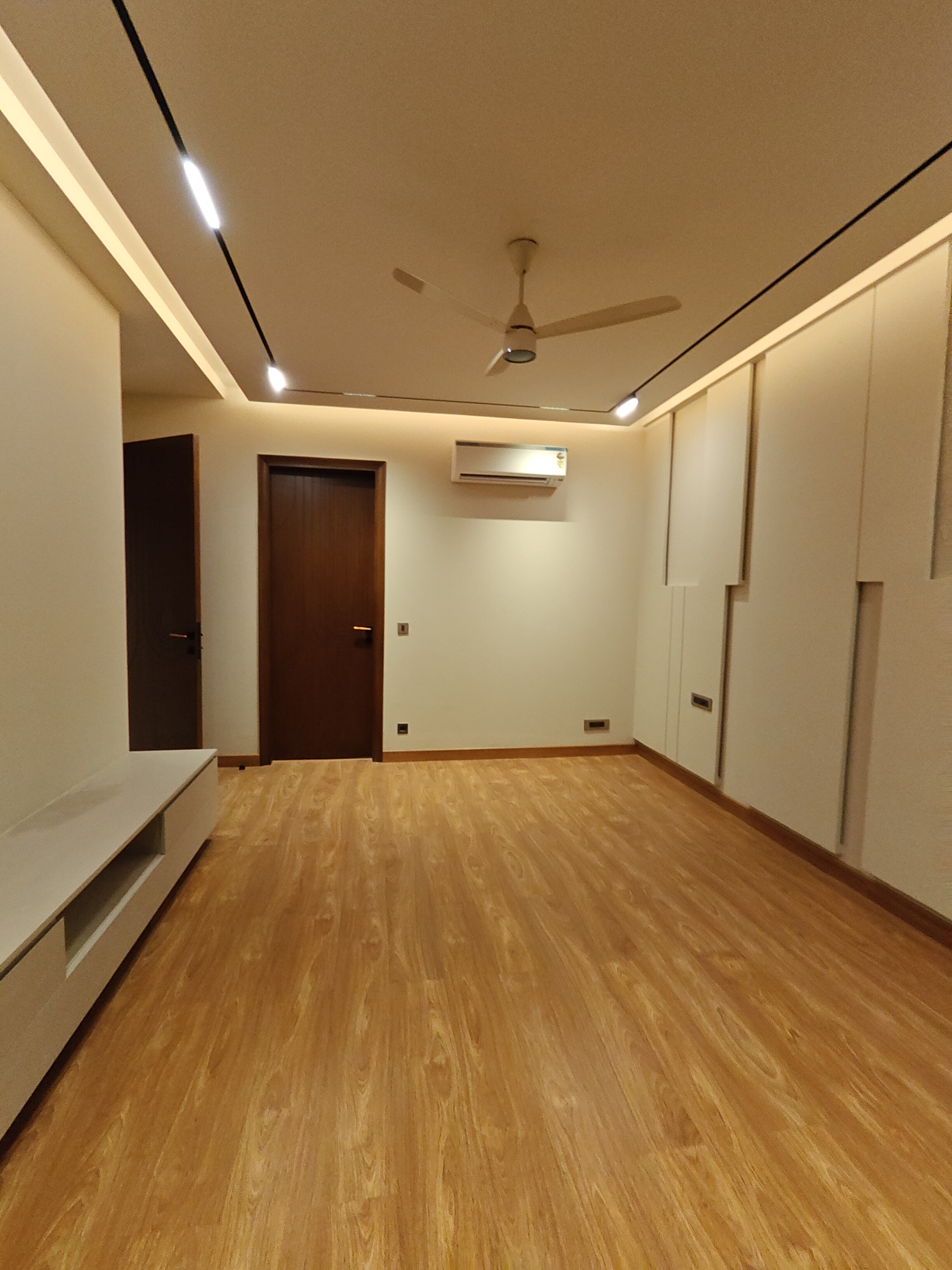 4 BHK 300 Sq.Yd. Builder Floor in Vipul Square