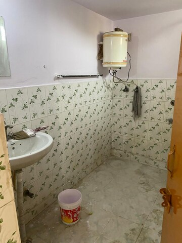 Bathroom in 2.5 BHK Apartment at Mayur Vihar – for Rent