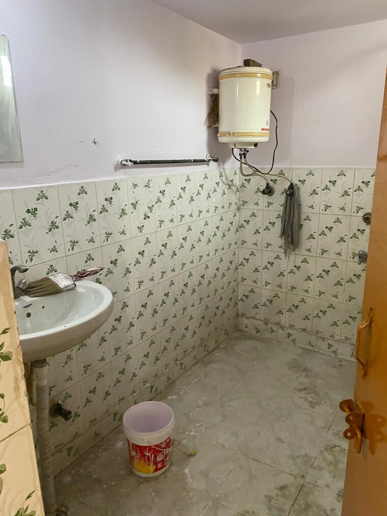 Bathroom, mayur vihar 2.5 Bedroom 750 Sq.Ft. Apartment In Mayur Vihar Delhi 9291780
