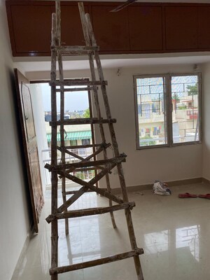 Room in 2.5 BHK Apartment at Mayur Vihar – for Rent