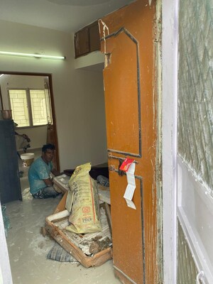 Room in 2.5 BHK Apartment at Mayur Vihar – for Rent