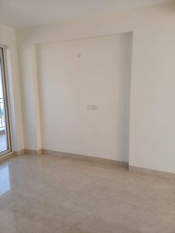 Room in 2 BHK Apartment at Suncity Avenue 76, Sector 76 – for Rent