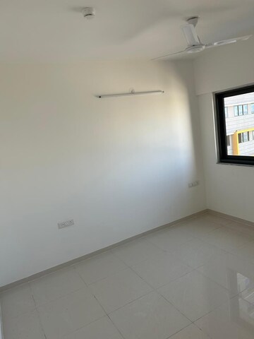 Room in 2 BHK Apartment at Amanora Gold Towers, Hadapsar – for Rent