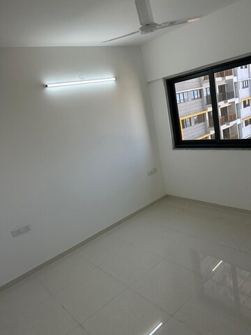 Room in 2 BHK Apartment at Amanora Gold Towers, Hadapsar – for Rent