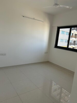 Room in 2 BHK Apartment at Amanora Gold Towers, Hadapsar – for Rent