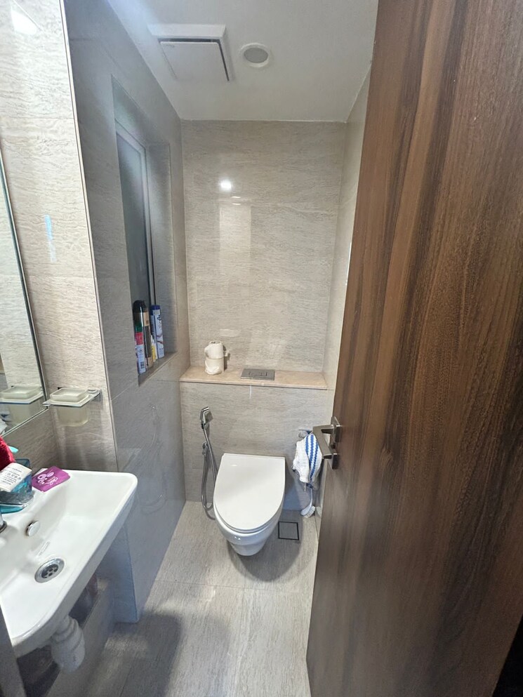 Bathroom, hiranandani-regent-hill 1 Bedroom 379 Sq.Ft. Apartment In Powai Mumbai 9291907