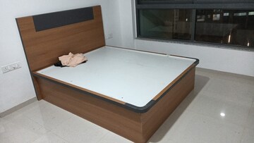 Room in 3 BHK Apartment at Kalpataru Immensa, Kolshet Road – for Rent
