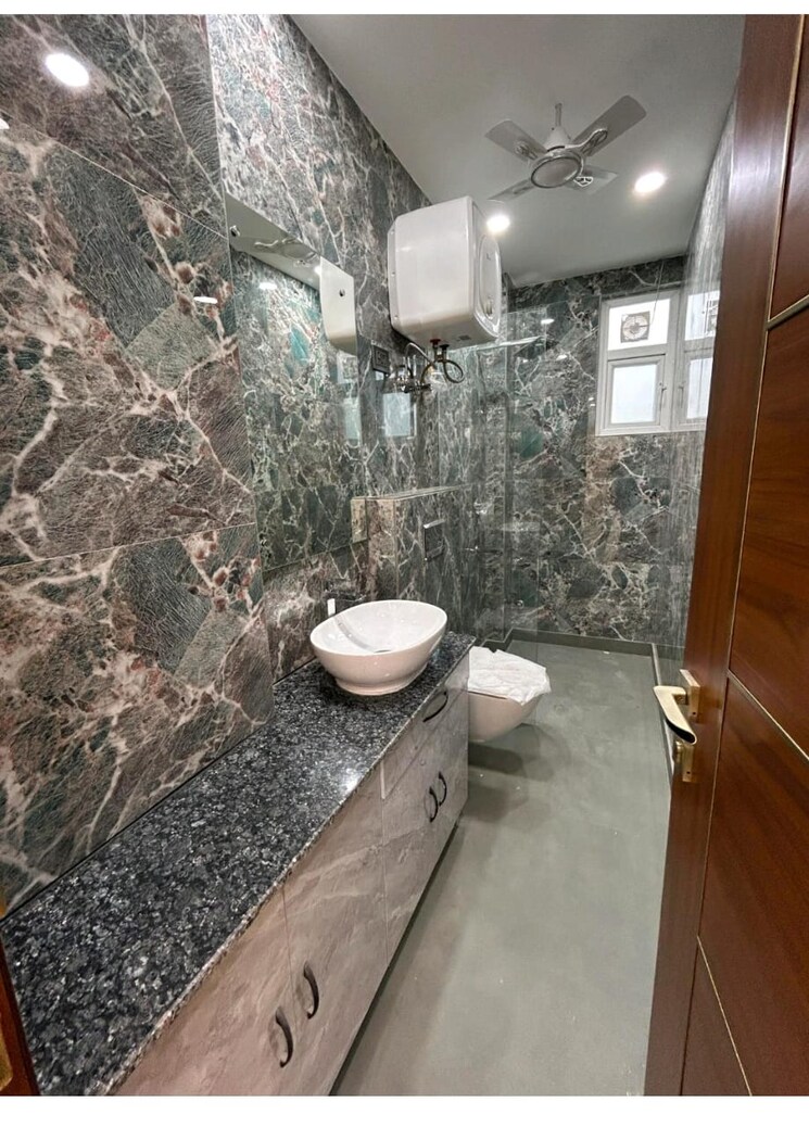 Bathroom, chittaranjan park 4 Bedroom 2700 Sq.Ft. Builder Floor In Chittaranjan Park Delhi 9291921