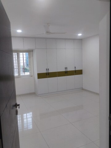 Room in 3 BHK Apartment at Rajapushpa Eterna, Nanakramguda – for Rent