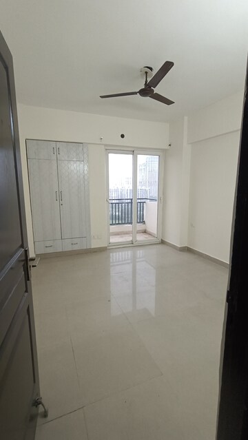 Room in 2 BHK Apartment at Sethi Max Royal, Sector 76 – for Rent