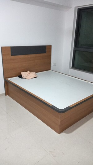 Room in 3 BHK Apartment at Kalpataru Immensa, Kolshet Road – for Rent