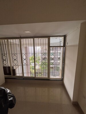 Room in 3 BHK Apartment at Goregaon West View CHS, Goregaon West – for Rent