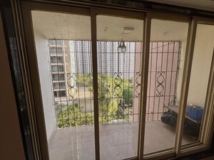 Room in 3 BHK Apartment at Goregaon West View CHS, Goregaon West – for Rent