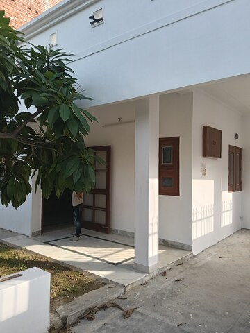 Room in 3.5 BHK Independent House at Jankipuram – for Rent