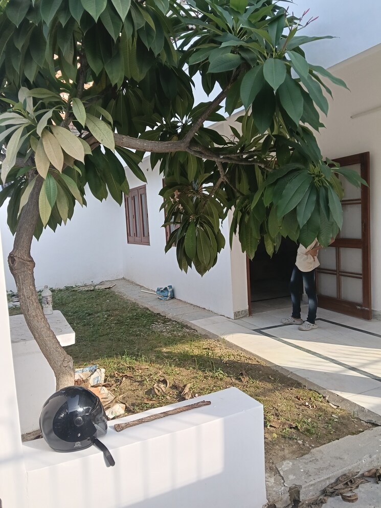 Garden, jankipuram 3.5 Bedroom 2600 Sq.Ft. Independent House In Jankipuram Lucknow 9292051