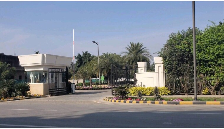 Garden, dlf-alameda  718 Sq.Yd. Plot In Sector 73 Gurgaon 9292060
