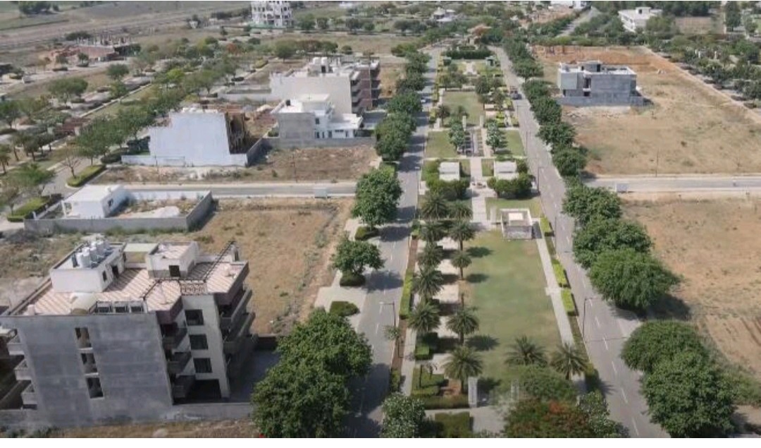 Plot For Sale in DLF Alameda