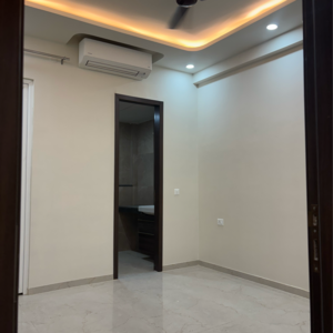 Room in 3 BHK Apartment at Smart World Orchard, Sector 61 – for Rent