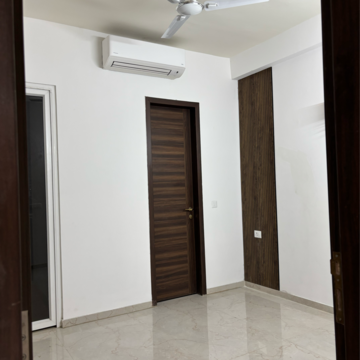 Room in 3.5 BHK Apartment at Smart World Orchard, Sector 61 – for Rent