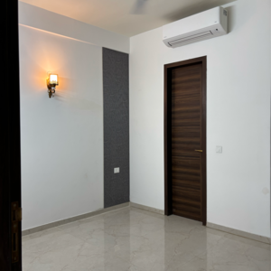 Room in 3.5 BHK Apartment at Smart World Orchard, Sector 61 – for Rent