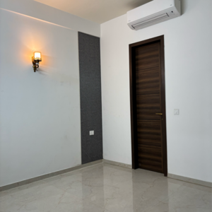 Room in 3.5 BHK Apartment at Smart World Orchard, Sector 61 – for Rent