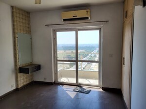 Room in 2 BHK Apartment at Piyush Heights, Sector 89 – for Rent